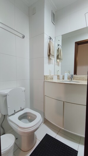 Douche, séchoir à cheveux, serviettes fournies, savon