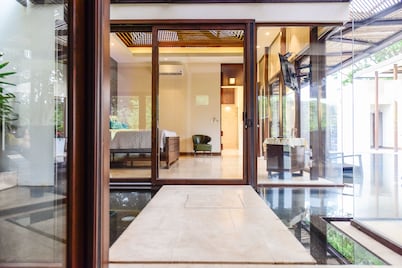 ONE-OF-A-KIND LUXURY VILLA - Free golf cart!