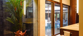 ONE-OF-A-KIND LUXURY VILLA - Free golf cart!