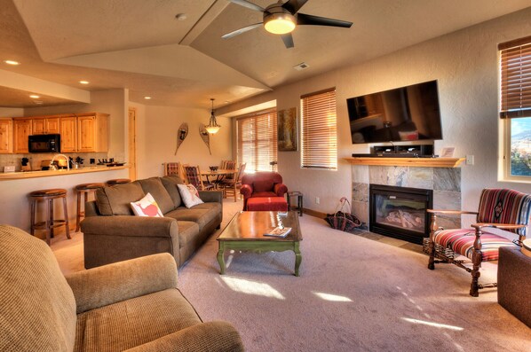 تلفزيون ذكي، مدفأة، كُتُب، ستيريو