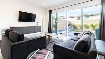 Una televisión, un reproductor estéreo