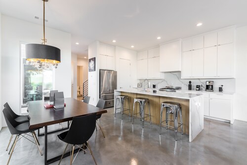 Tilava upouusi kytketty kaksinkertainen kaupunkiasunnot - Kuuden makuuhuoneen huvila, vuodepaikkoja 16