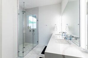 Combined shower/bathtub, hair dryer, towels, soap - Spacious Brand New Connected Double Townhomes - Six Bedroom Villa, Sleeps 16 (Dallas)