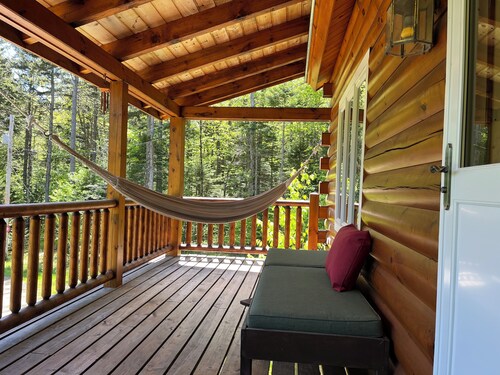 Yksinäinen hirsitalo 1/3 mi. hissiltä / Lodge. Vesiputouksia, näkymä, lampi, yksityisyys.