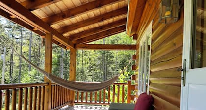 Yksinäinen hirsitalo 1/3 mi. hissiltä / Lodge. Vesiputouksia, näkymä, lampi, yksityisyys.