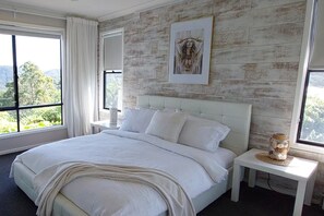 4 bedrooms, iron/ironing board, free WiFi, bed sheets - Reconnect Your Mind, Body and Soul... (Wongawallan)