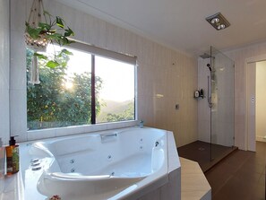 Shower, jetted tub, hair dryer, towels - Reconnect Your Mind, Body and Soul... (Wongawallan)