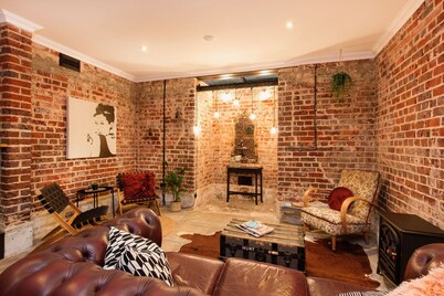 Boutique B&B in the heart of town. Cosy, charming and full of modern comforts!