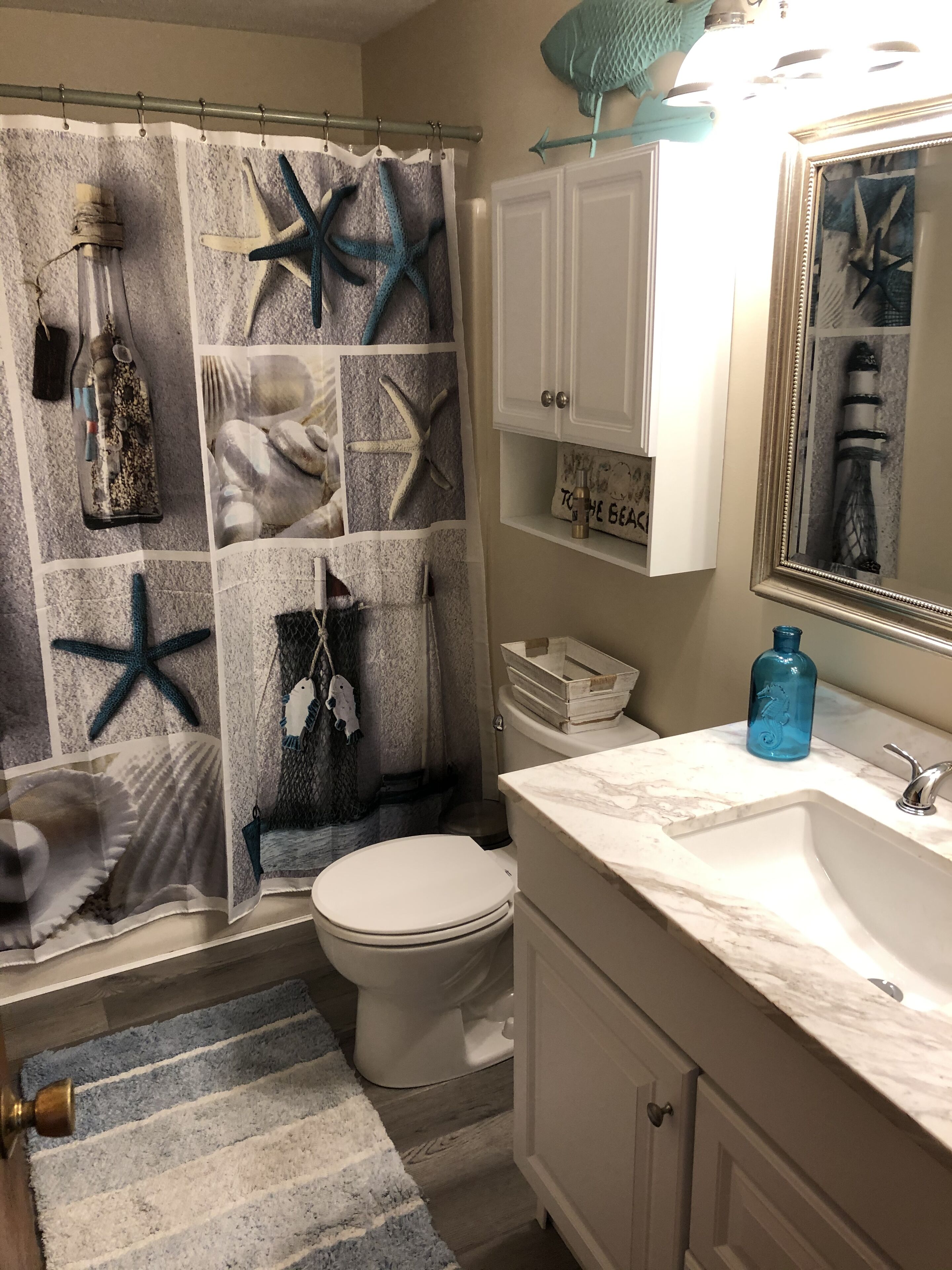 Combined shower/tub, towels, soap, toilet paper