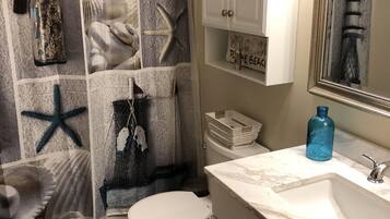Combined shower/tub, towels, soap, toilet paper