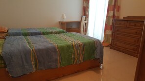 2 chambres, fer et planche à repasser, accès Internet, draps fournis