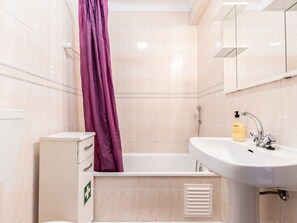Tina con regadera, bidet, toallas 
