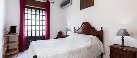1 bedroom, bed sheets