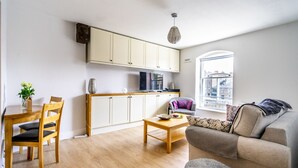 A compact living space with a dining area, kitchenette, and seating area with a view. - 30 Woodsmill Quay - sleeps 3 guests  in 1 bedroom (York)