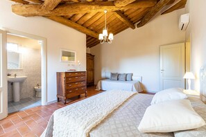 5 bedrooms, travel crib, free WiFi