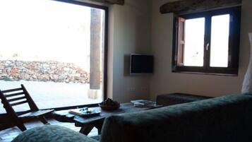 Een televisie en boeken