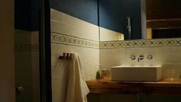 Secador de pelo y toallas