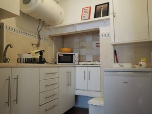 Fridge, microwave, stovetop, coffee/tea maker