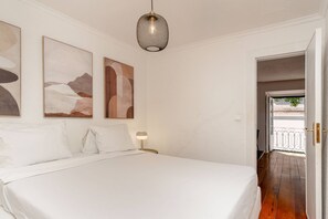 2 habitaciones, tabla de planchar con plancha, internet y ropa de cama