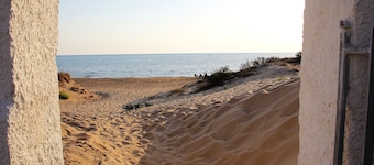 VILLA SULLA SPIAGGIA...MENO DI 5 METRI DAL MARE