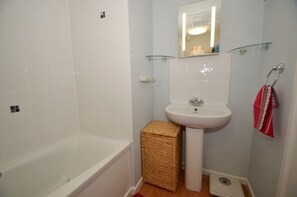 Ensemble douche/baignoire, sèche-cheveux, serviettes fournies, savon