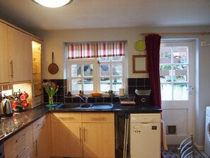 Fridge, microwave, oven, stovetop - Country Terrace Cottage close to the River Dart and Totnes Town Centre (Totnes)