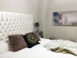 6 bedrooms, iron/ironing board, WiFi, bed sheets