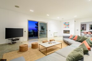 Een smart-tv, een open haard, een dvd-speler en een tafeltennistafel