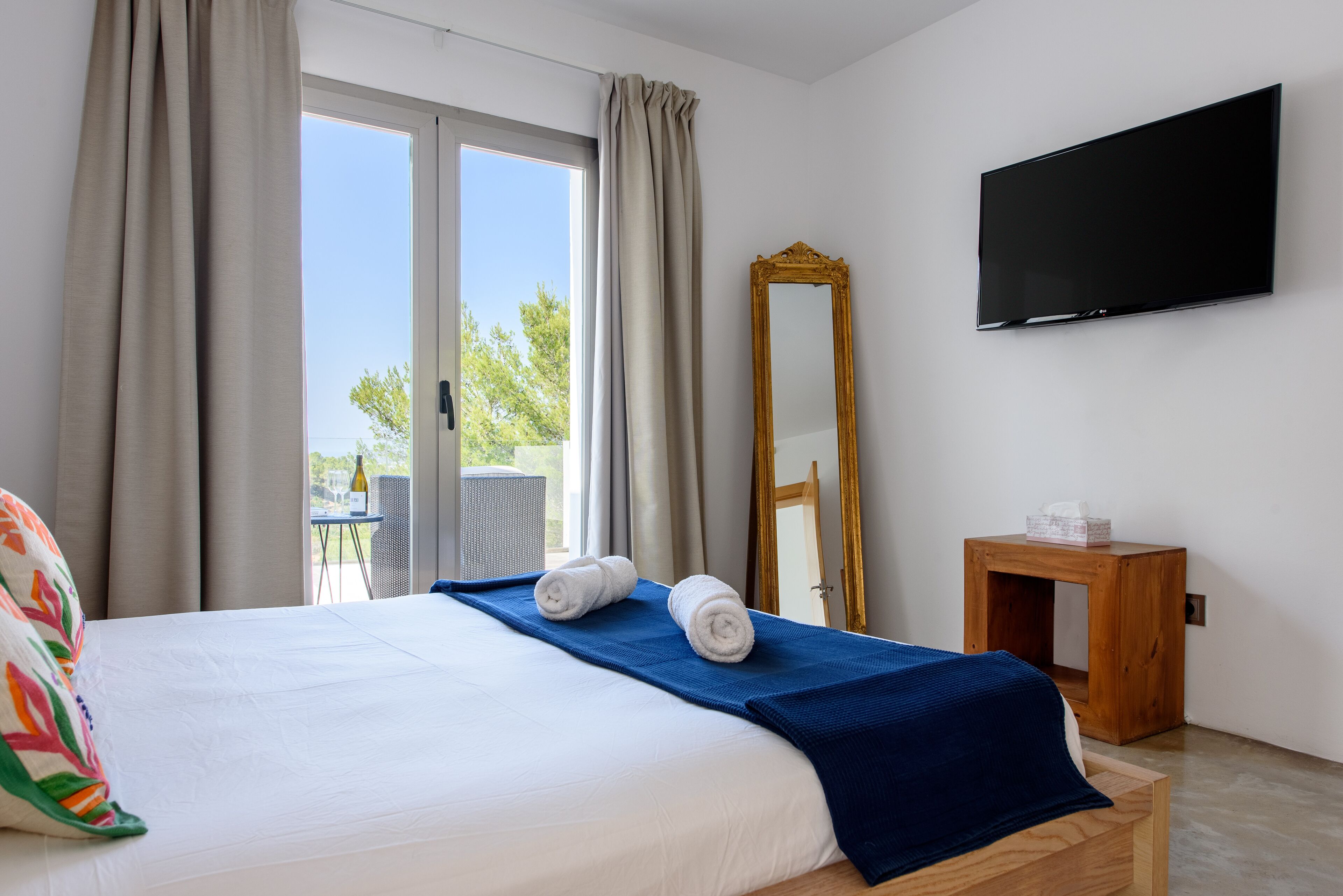 6 bedrooms, in-room safe, iron/ironing board, free WiFi