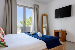 6 bedrooms, in-room safe, iron/ironing board, free WiFi