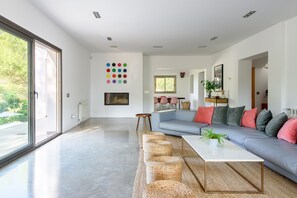 Een smart-tv, een open haard, een dvd-speler en een tafeltennistafel