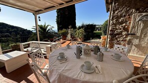 Outdoor dining - Wonderful private villa with A/C, WIFI, private pool, TV, terrace and panoramic view, close to L... (Chiatri)