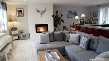 Télévision, cheminée