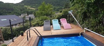 Riverfront house with swimming pool and magnificent view of the mountains and cliffs.
