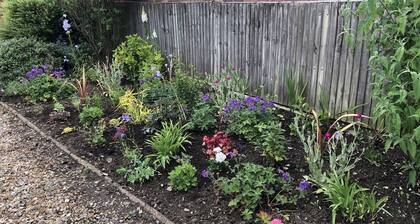 Casa de vacaciones recientemente renovada con un gran jardín seguro, una joya escondida.