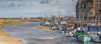 Casa de vacaciones recientemente renovada con un gran jardín seguro, una joya escondida.