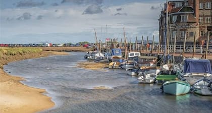 Äskettäin uusittu loma-asunto, jolla on suuri turvallinen puutarha - piilotettu helmi.