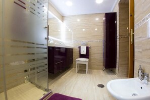Bathtub, hair dryer, bidet, towels - BEAUTIFUL WHOLE HOUSE WITH SPECTACULAR VIEWS AND VERY GOOD LOCATION  (Castrillon)