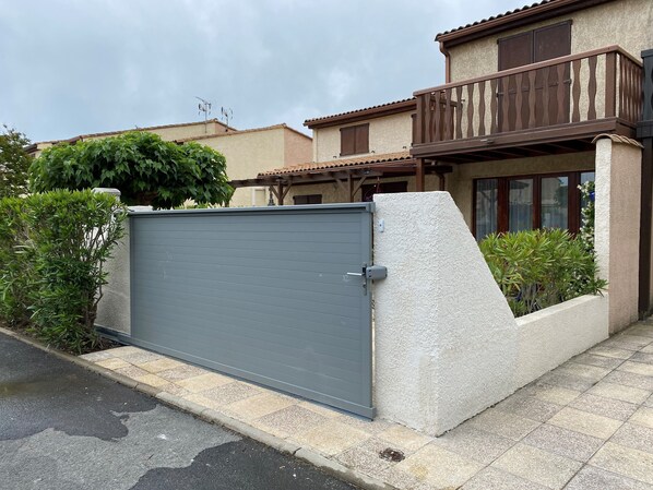 Exterior - Last-minute, very comfortable, air-conditioned house in a complex with swimming pools, near the sea (Portiragnes)