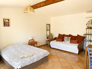 Bed sheets - Pretty shed feet in the water with large private garden (Bonifacio)