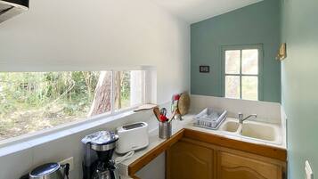 Refrigerador, microondas, parrilla de estufa y cafetera y tetera