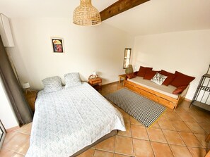Bed sheets - Pretty shed feet in the water with large private garden (Bonifacio)