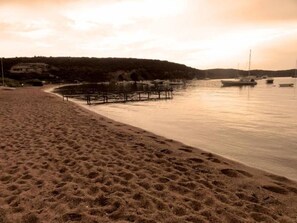On the beach - Pretty shed feet in the water with large private garden (Bonifacio)