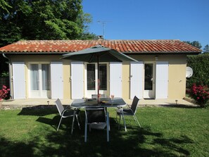 Outdoor dining - Gite with Private Pool near Bergerac, Dordogne (Cahuzac)