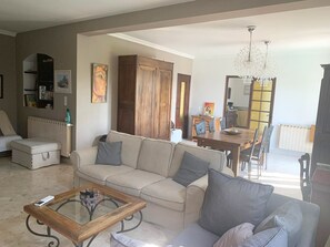 Télévision, lecteur de DVD, livres, espaces bureaux