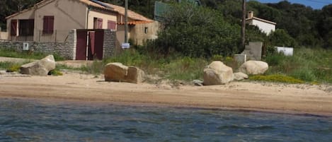 Sulla spiaggia, lettini da mare