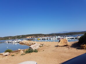Ubicación a pie de playa y tumbonas