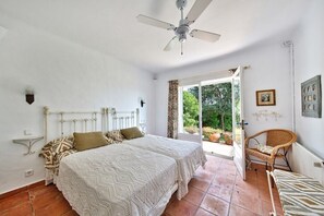 7 chambres, fer et planche à repasser, Wi-Fi, draps fournis