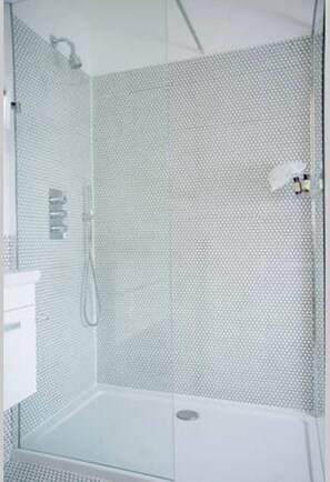 Dusche, Haartrockner, Handtücher, Seife