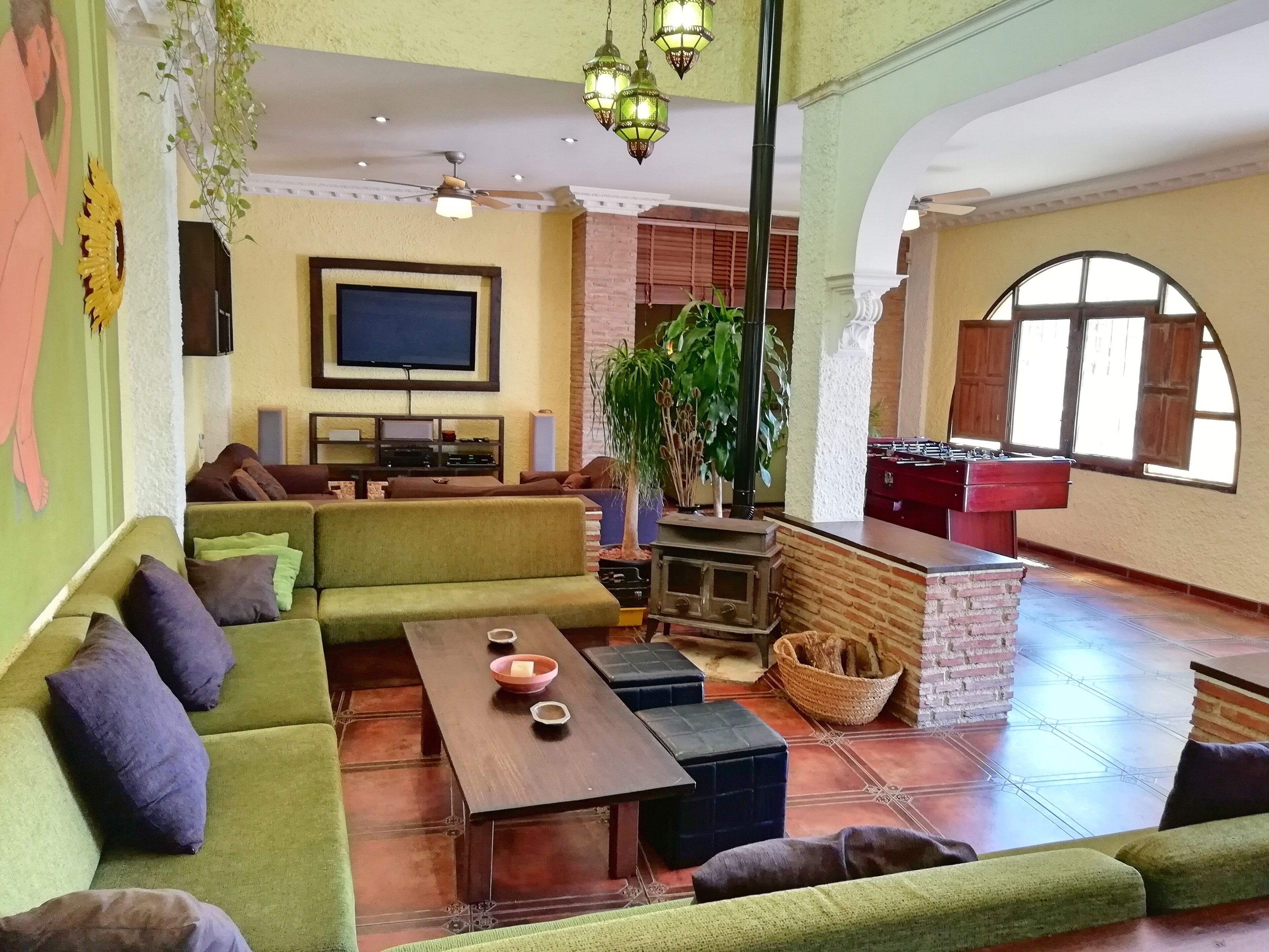 Televisio, takka, DVD-soitin, pöytäjalkapallopöytä